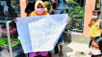 Saat Presiden Hampiri Pedagang Kaki Lima yang Bentangkan Spanduk