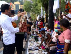 Saat Presiden Jokowi dan Rombongan Berbelanja di Pasar Noken Taman Imbi Jayapura