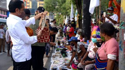 Saat Presiden Jokowi dan Rombongan Berbelanja di Pasar Noken Taman Imbi Jayapura