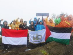 AWG kibarkan bendera Indonesia-Palestina di lima puncak gunung
