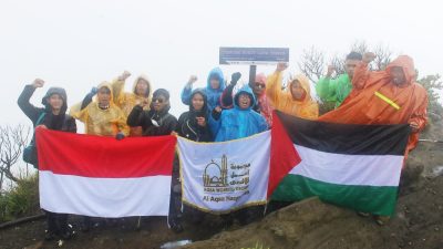 AWG kibarkan bendera Indonesia-Palestina di lima puncak gunung