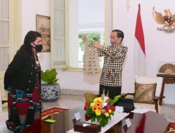 Terima Kunjungan Menlu Selandia Baru, Presiden Hadiahkan Tas Noken Papua