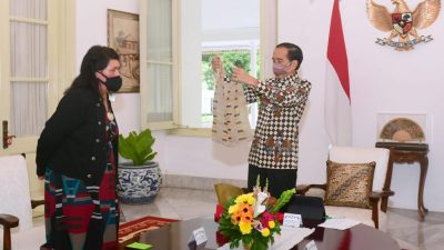 Terima Kunjungan Menlu Selandia Baru, Presiden Hadiahkan Tas Noken Papua