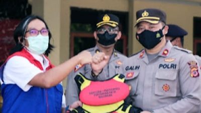 Jelang Musim Penghujan PT KPI Unit Balongan Berikan Bantuan Perahu ke Polres