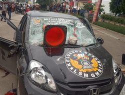 Unjukrasa di Karawang dua orang atribut GMBI luka parah dan mobil hancur