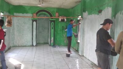 Peringati Hari Sumpah Pemuda, anggota KNPI Indramayu lakukan pengecatan mushola