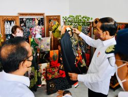 Momen Presiden dan Ibu Iriana Beli Batik Hingga Lukisan Karya UKM Blora