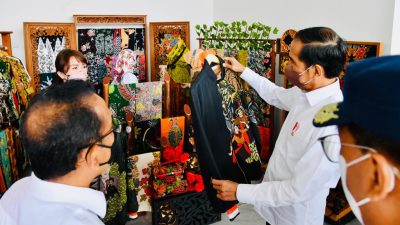 Momen Presiden dan Ibu Iriana Beli Batik Hingga Lukisan Karya UKM Blora