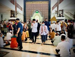 Tiba di Ngawi, Presiden Tunaikan Sholat Jum’at Berjamaah