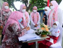 Ibu Iriana Tinjau Vaksinasi Anak dan Serahkan Bantuan Sosial