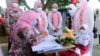 Ibu Iriana Tinjau Vaksinasi Anak dan Serahkan Bantuan Sosial