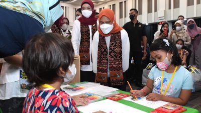 Ibu Iriana Tinjau Vaksinasi Covid-19 untuk Anak di Jakarta