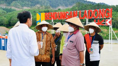 Saat Presiden Dayung Perahu Naga Bersama para Menteri