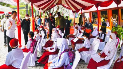 Presiden Jokowi Tinjau Vaksinasi dan Resmikan Renovasi SDN 3 Nglinduk