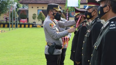 Polresta Cirebon Gelar Upacara Wisuda Purna Bhakti Bagi 58 Anggota Polri dan 10 ASN Pensiun