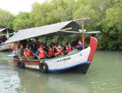 Bupati Cilacap Terkesima Melihat Mangrove Karangsong