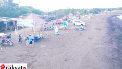 Obyek Wisata Pantai Karangsong menawarkan keindahan yang unik