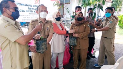Peringati Hari Sejuta Pohon Sedunia, Kiki Zakiyah anggota DPRD Indramayu dari Fraksi Gerindra bagikan berbagai bibit unggul