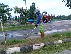 PPSCI gotong-royong bersihkan sampah dan rumput di Sport Center Indramayu