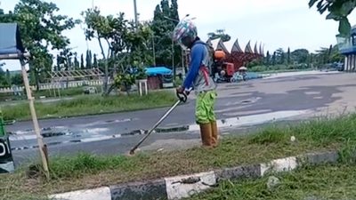 PPSCI gotong-royong bersihkan sampah dan rumput di Sport Center Indramayu