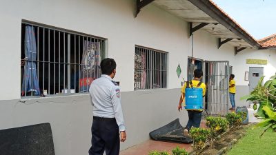 Cegah Penyebaran Covid-19, Lapas Indramayu Rutin Disinfektan