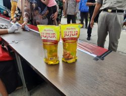 Atasi Kelangkaan Minyak Goreng, TNI Bersama Bulog Sidak Pasar Karangampel Indramayu