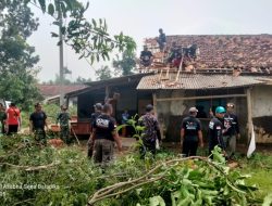 Koramil 1615/ Haurgeulis bantu korban bencana angin puting beliung di Desa Mekarjaya