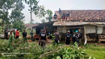 Koramil 1615/ Haurgeulis bantu korban bencana angin puting beliung di Desa Mekarjaya