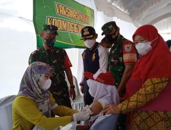 Masyarakat Berbondong-Bondong Ikuti Vaksinasi Mobile TNI di Pasar baru Karangampel