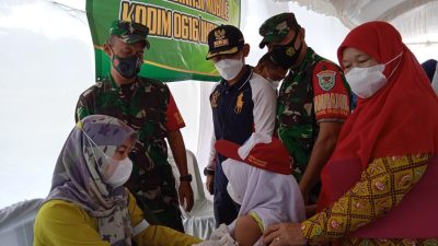 Masyarakat Berbondong-Bondong Ikuti Vaksinasi Mobile TNI di Pasar baru Karangampel