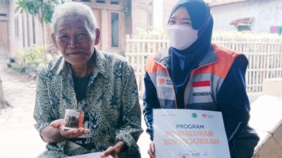 Penuhi gizi bagi lansia, Relawan Inspirasi Rumah Zakat Salurkan Rendang Superqurban