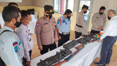 Anggota kepolisian periksa Senpi Lapas Indramayu
