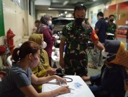 Jajaran TNI di Indramayu Lakukan Vaksinasi Pengunjung Toserba