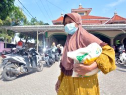 Pertamina Salurkan 15 Ton Beras Untuk Masyarakat Sekitar Kilang Balongan