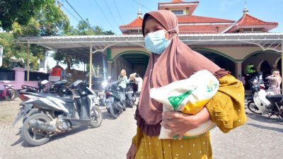 Pertamina Salurkan 15 Ton Beras Untuk Masyarakat Sekitar Kilang Balongan