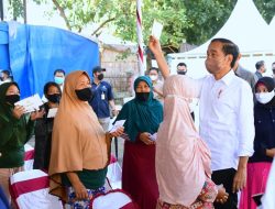 Serahkan Bansos di Pasar Harjamukti Cirebon, Presiden: Untuk Modal Usaha