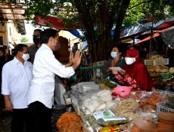 Bagikan Bansos di Pasar Kanoman, Presiden: Covid-19 Melandai, Ekonomi Menggeliat
