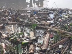 Camat Indramayu bersama warga antisipasi banjir bersihkan sampah di Bendungan Cimanuk