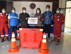 PT KPI Refinery Unit VI Balongan serahkan bantuan rambu  lalu – lintas untuk Dishub Indramayu