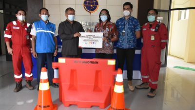 PT KPI Refinery Unit VI Balongan serahkan bantuan rambu lalu - lintas untuk Dishub Indramayu