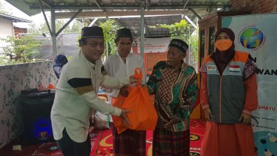 IWO Indramayu dan Rumah Zakat Berbagi Bingkisan Lebaran dengan Lansia