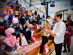 Presiden Jokowi Tinjau Penyaluran BLT Minyak Goreng kepada Masyarakat