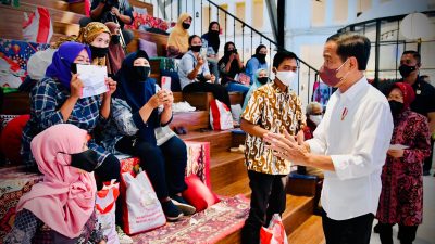 Presiden Jokowi Tinjau Penyaluran BLT Minyak Goreng kepada Masyarakat