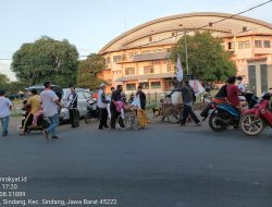 Semarakan Ramadan DPC PKS Sindang bagi-bagi takjil gratis