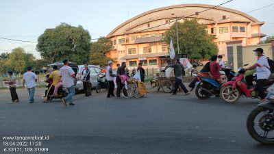 Semarakan Ramadan DPC PKS Sindang bagi-bagi takjil gratis