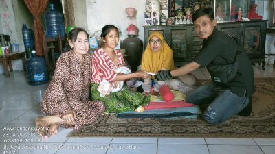 Tanganrakyat Peduli berikan bantuan kepada seorang ibu yang melahirkan ditinggal pergi suami