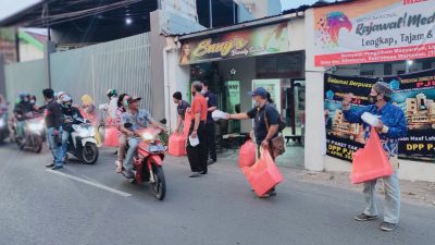DPP PJI Berbagi Ribuan Paket Takjil Di Monumen Pers