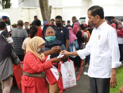 Tiba di Yogyakarta, Presiden Jokowi Bagikan Sembako untuk Masyarakat