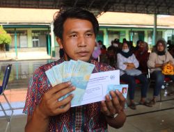 Warung Kelontong Dapat Bantuan Tunai Untuk Beli Minyak Goreng Dari TNI di Indramayu