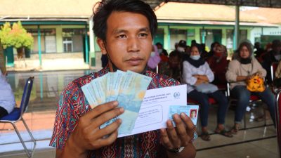 Warung Kelontong Dapat Bantuan Tunai Untuk Beli Minyak Goreng Dari TNI di Indramayu